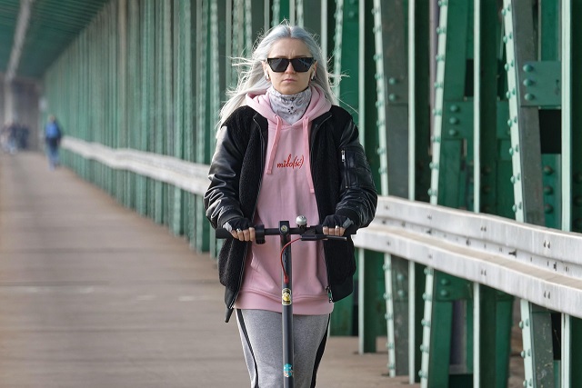 Passant stellt sich E-Scooter Fahrerin in den Weg: 15-Jähriges Mädchen wird leicht verletzt