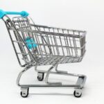 Diebstahl einer Geldbörse aus Einkaufswagen, wegen nicht angepasster Geschwindigkeit ins Brückengeländer gefahren