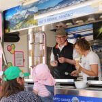 Überraschung gelungen: Ein Bischof im Eiswagen auf dem Vorplatz der Wallfahrtskirche in Maria Weißenstein