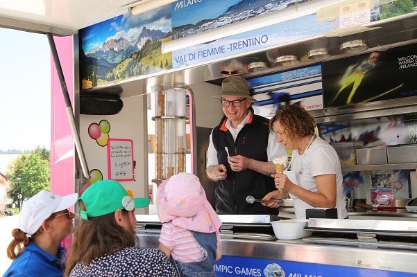 Überraschung gelungen: Ein Bischof im Eiswagen auf dem Vorplatz der Wallfahrtskirche in Maria Weißenstein