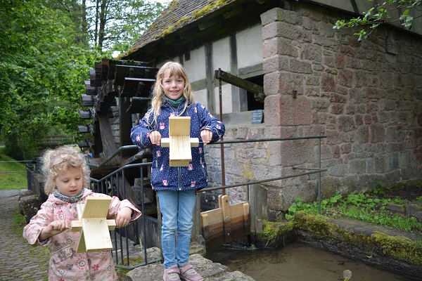 Deutscher Mühlentag im Fränkischen Freilandmuseum Fladungen: Warum nicht mal kleine Wasserräder aus Holz bauen?