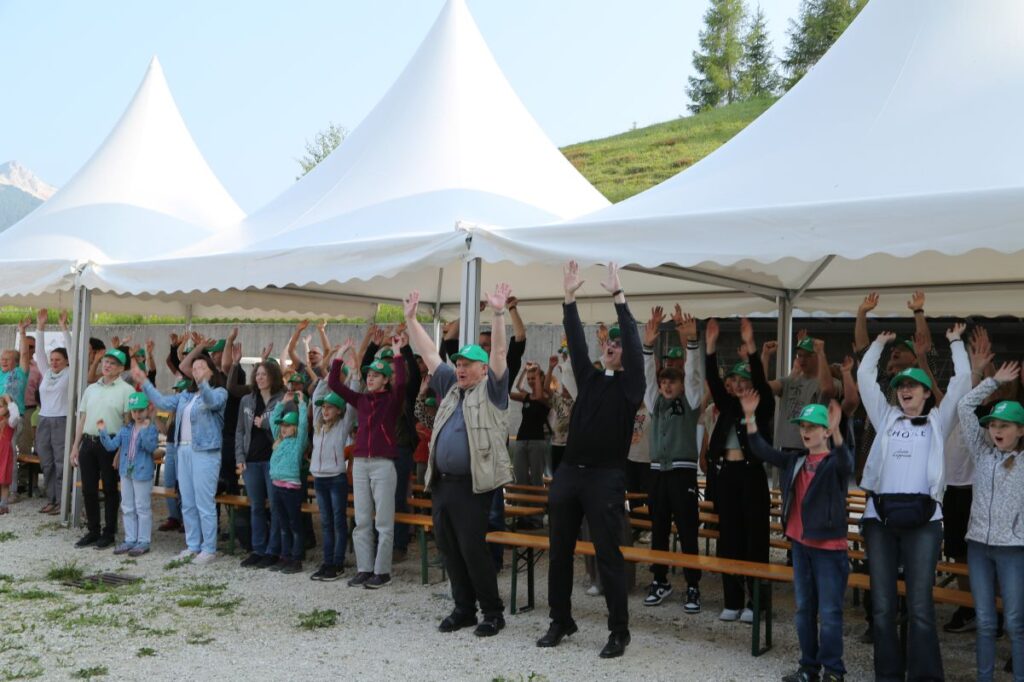 „Wir sind da, hurra!“: 50 Familien aus Unterfranken reisen nach Südtirol und machten Zwischenstopp im Innsbrucker Dom