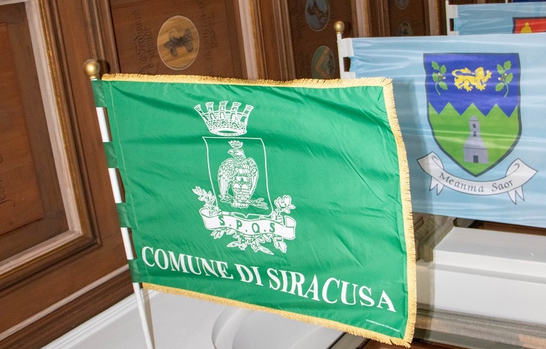 Siracusa auf Sizilien ist die Nummer 12: Weitere Städtepartnerschaft im Würzburger Wappensaal sichtbar