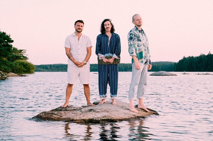 Folkshilfe unterstützen Seiler und Speer in der Stadthalle Lichtenfels mit „Quetschn“, Synthesizer und Dialekt