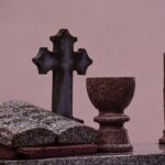 Unbekannte entwenden mehrere Figuren vom Friedhof in Poppenroth bei Bad Kissingen