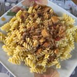 Bleib´ zuhaus´ und ess´ daheim: Gulasch mit Nudeln und Salat