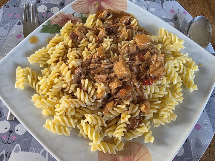 Bleib´ zuhaus´ und ess´ daheim: Gulasch mit Nudeln und Salat