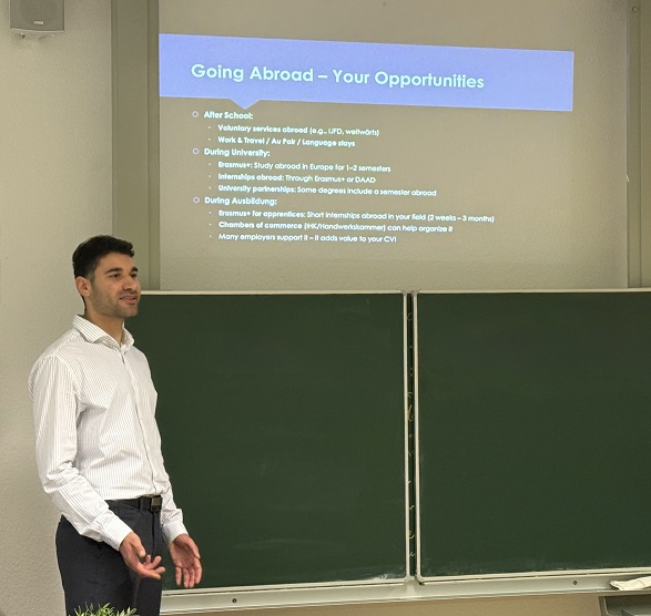 Europäische Perspektiven hautnah erleben – Europa macht Schule zu Gast in der 10b