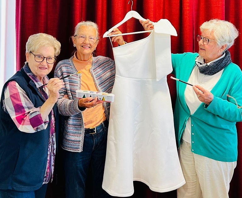 Kreativität kennt kein Alter: Gäste der AWO Tagespflege am Sonnenteller gestalten einzigartiges Kleid