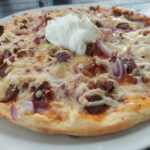 Essen wie Gott in Athen: Die Pizza Glasunia und eine mit Gyros im Gasthaus Lammbräu „bei Iraklis“