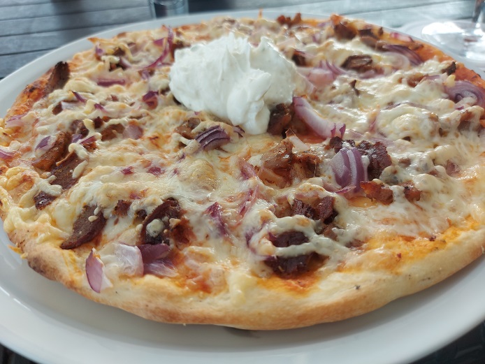 Essen wie Gott in Athen: Die Pizza Glasunia und eine mit Gyros im Gasthaus Lammbräu „bei Iraklis“
