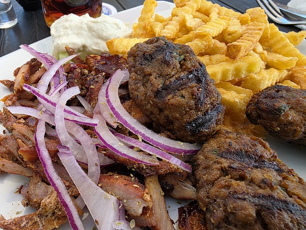 Essen wie Gott in Athen: Der doppelte Rhodos-Teller mit unterschiedlichen Beilagen