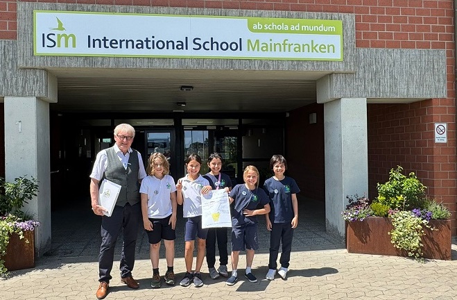 ISM-Schüler organisieren Limonadenverkauf zugunsten der Schweinfurter Kindertafel