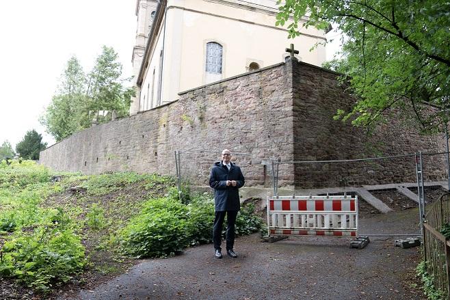 Was lange währt wird endlich gut: Die Stützmauer am Kapellenfriedhof wird saniert