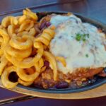 Fahr mal hin und kehr mal ein: Der Schnitzelteller mit Twister und einer Hackfleisch-Käse-Barbeque-Soße