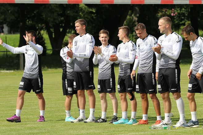 Hurra, für die TVO-Faustballer geht´s nach dem Sieg in Calw weiter – die Damen blieben diesmal punktlos