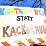 Lautstarker Protest. kooperative Teilnehmer: Polizei betreut Versammlungsgeschehen am Jahrestag des Messerangriffs