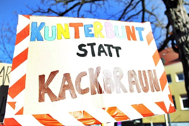 Lautstarker Protest. kooperative Teilnehmer: Polizei betreut Versammlungsgeschehen am Jahrestag des Messerangriffs
