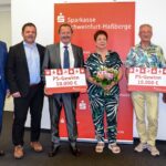 Doppelte Freude beim PS-Sparen: Sparkasse Schweinfurt-Haßberge überreicht zwei Hauptgewinne über je 100.00 Euro