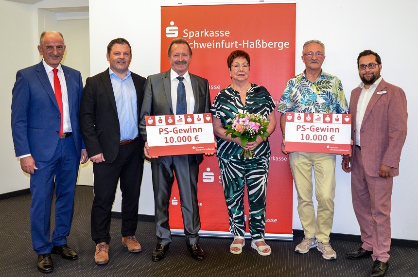 Doppelte Freude beim PS-Sparen: Sparkasse Schweinfurt-Haßberge überreicht zwei Hauptgewinne über je 100.00 Euro