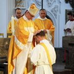 „Lebensübergabe“: Bischof Dr. Franz Jung weiht Diakon Dr. Andy Theuer im Kiliansdom zum Priester