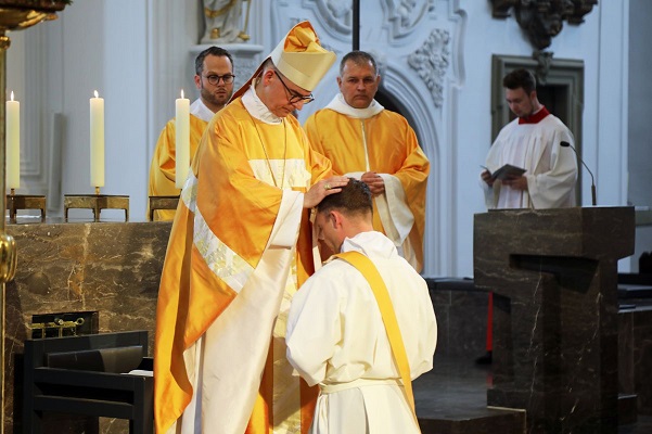 „Lebensübergabe“: Bischof Dr. Franz Jung weiht Diakon Dr. Andy Theuer im Kiliansdom zum Priester