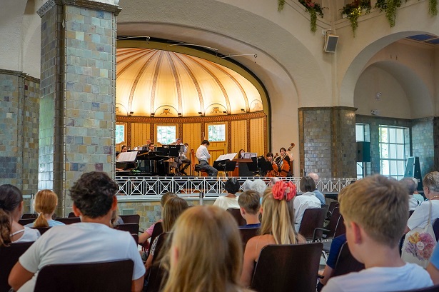 Ein besonderer Vormittag im Bayerischen Staatsbad für die Bad Kissinger ViertklässlerInnen
