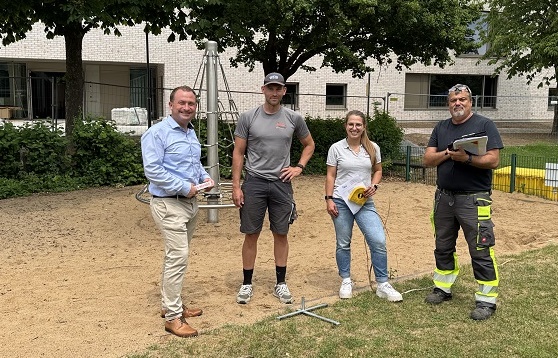Mehr Schatten, länger Spaß haben: Vier weitere Sonnensegel auf den Rafelder Spielplätzen