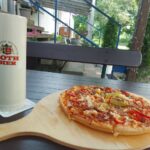 Fahr mal hin und kehr mal ein: Die Pizza Ioannis vom Brett im Biergarten der TG 48 Schweinfurt