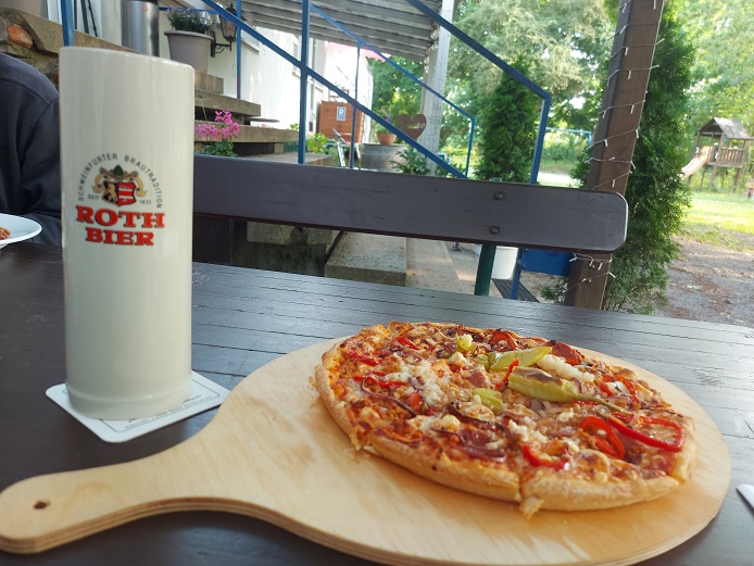 Fahr mal hin und kehr mal ein: Die Pizza Ioannis vom Brett im Biergarten der TG 48 Schweinfurt