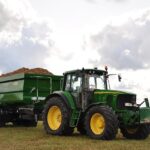 Traktor verliert 16 Tonnen Schotter durch umgekippten Muldenanhänger