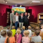 In Ali Büttners Korbtheater bringt die Kuh Olga Kindern Themen wie Müllvermeidung und Recycling näher