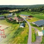 Der Vier Burgenblick Hof in Pfarrweisach: Zum großen Fest mit Scheunenparty und Bauernmarkt wird das Maislabyrinth eröffnet