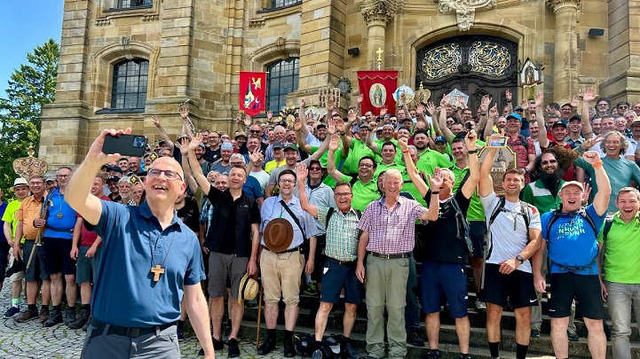 Als Pilger unter Pilgern: Bischof Dr. Franz Jung lief zwei Tage lang mit Bad Königshöfer Männerwallfahrt aus Vierzehnheiligen zurück
