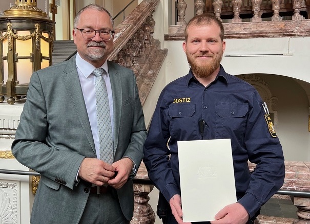 Sicherheitsgarant in Uniform: Justizwachtmeister am Amtsgericht Schweinfurt schließt Ausbildungslehrgang als Bayerns Nummer 1 ab