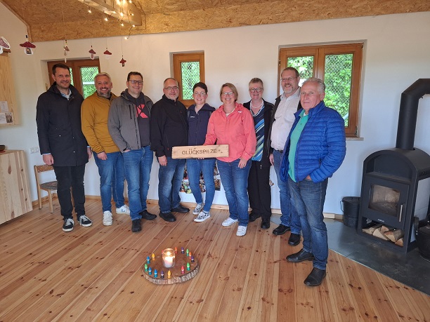 Martina Braum und Bürgermeisterkandidat Alexander Geyer im Gespräch vor Ort: SPD-Kreisverband besucht Wald- und Naturkindergarten Gochsheim-Weyer