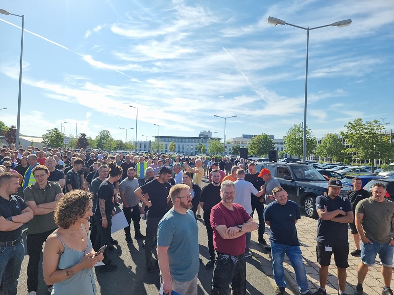 „Warnsignal“ an den ZF Vorstand in Schweinfurt: Rund 2000 Beschäftigte folgen Aufruf von Betriebsrat und IG Metall