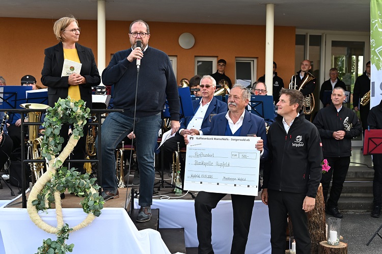 Mitreißende Klänge und große Geste: Der Musikverein Wipfeld spendet 500 Euro für die inklusive Blaskapelle der Lebenshilfe