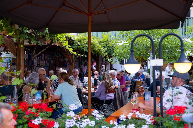 „Wein am Main“: In Wipfeld wird im Biergarten Zehntgraf am Ablegeplatz der Fähre drei Tage lang gefeiert