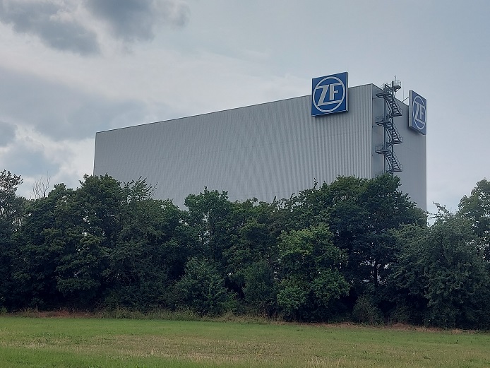 ZF steht für Zukunft made in Schweinfurt: Versammlung im öffentlichen Raum auf dem Lkw-Parkplatz in der Röntgenstraße