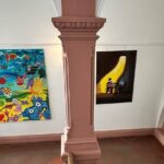 Es wird bunt und inklusiv in den Fluren des Würzburger Rathauses durch die Ausstellung „Von Überall“