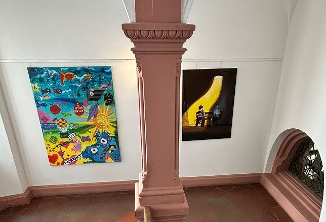 Es wird bunt und inklusiv in den Fluren des Würzburger Rathauses durch die Ausstellung „Von Überall“