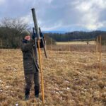 Partnersuche mit Überblick: Untere Naturschutzbehörde und Naturpark unterstützen Wiesenbrüter mit rund 950 Ansitzwarten