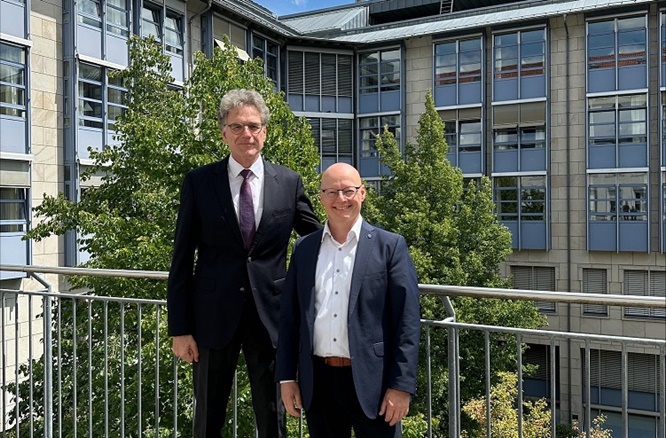 Krankenhaus St. Josef stärkt Altersmedizin: Priv.-Doz. Dr. med. Frank Schröder wird Chefarzt und ärztlicher Leiter