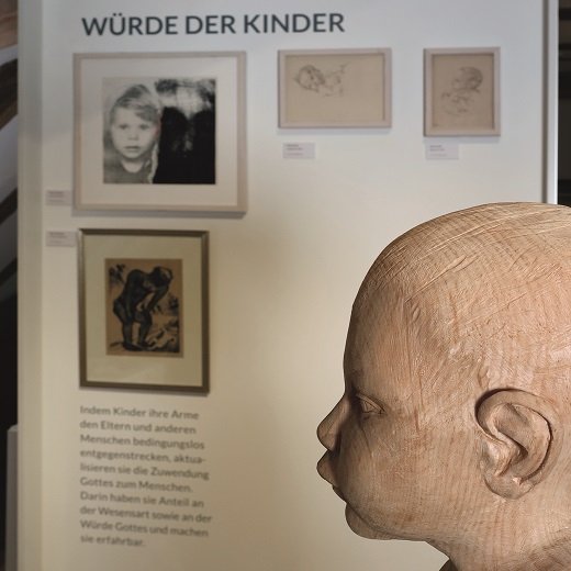 Tradition trifft Moderne: Kunst zum Nachdenken über Würde und Menschlichkeit