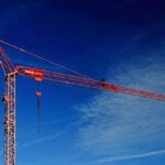 Baukran stürzt auf ein Nachbargrundstück und beschädigte eine Baumaschine stark