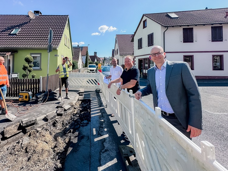 Aus grauem Asphalt wird ein klimafreundlicher Raum: In Hausen werden 13 neue Straßenbäume gepflanzt