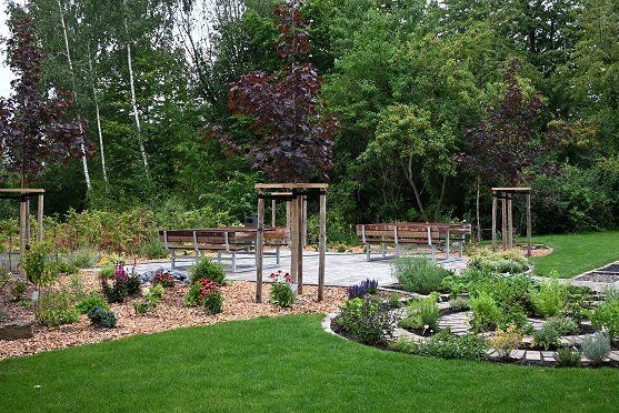 Dorfgemeinschaft feierte am neuen Platz der Begegnung: Gartenbauverein Grettstadt realisierte ein vielgestaltiges Areal