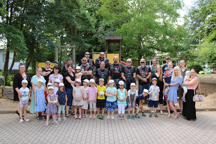 Starke Kerle mit butterweichem Herz: Die Scytheman Biker zu Besuch im Kindergarten Werneck