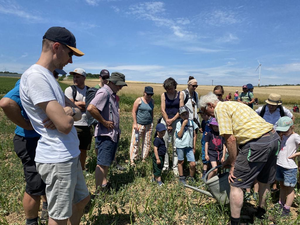 Dem Leben auf der Spur: Wanderbegeisterte entdecken Bio-Landwirtschaft, Familientag verbindet Bewegung, Bildung und Spaß